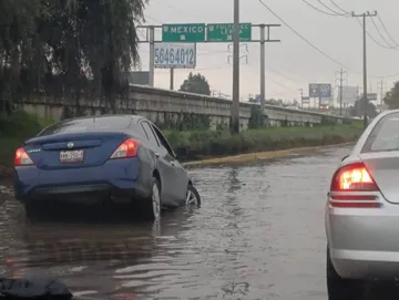 ¡Cuidado! Reportan enorme bache en Tollocan