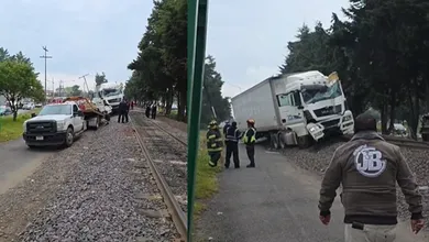 Camión termina sobre el camellón de Tollocan; atienden al conductor por cortada en una mano.
