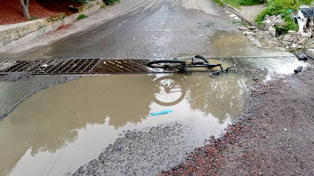 Coladeras y calles deterioradas causan accidentes en Ixtapaluca