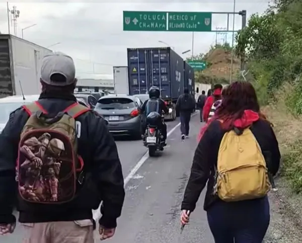 La situación ha derivado en un severo deterioro de la carpeta asfáltica y en pérdidas de tiempo para transportistas y pasajeros.