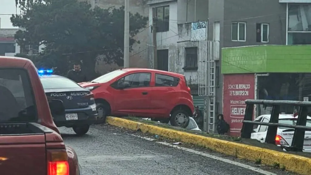 Varios accidentes en Paseo Tollocan dirección CDMX
