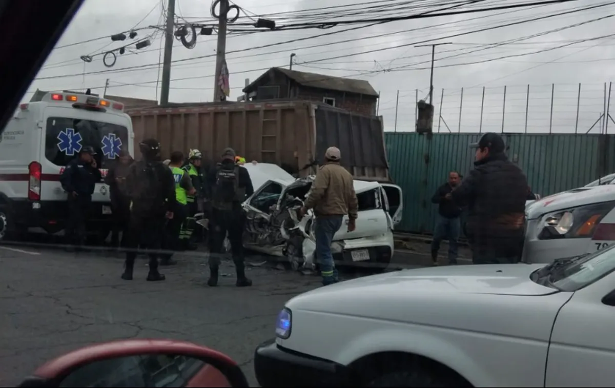 Accidente vehicular en Tres Caminos complica tránsito rumbo a la caseta de El Dorado