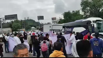 Manifestantes mantienen bloqueada la México-Pachuca en límites de la Ciudad de México; denuncian despojos y extorsiones