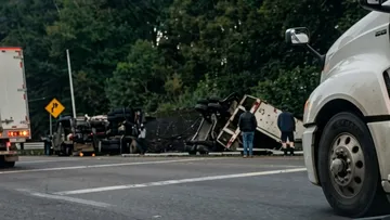 Tráiler volcado bloquea carril y genera tráfico en la México-Toluca