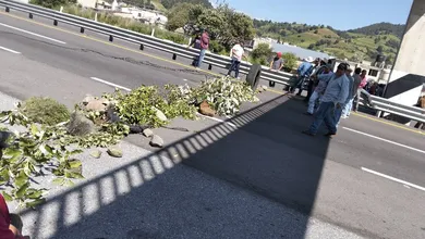 El cierre mantiene afectada la circulación vehicular, generando largas filas y desvíos en rutas alternas.