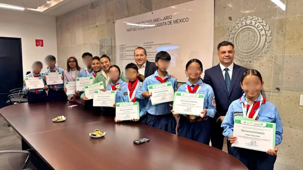 Héctor García reconoce a jóvenes de Joquicingo ganadores nacionales en robótica
