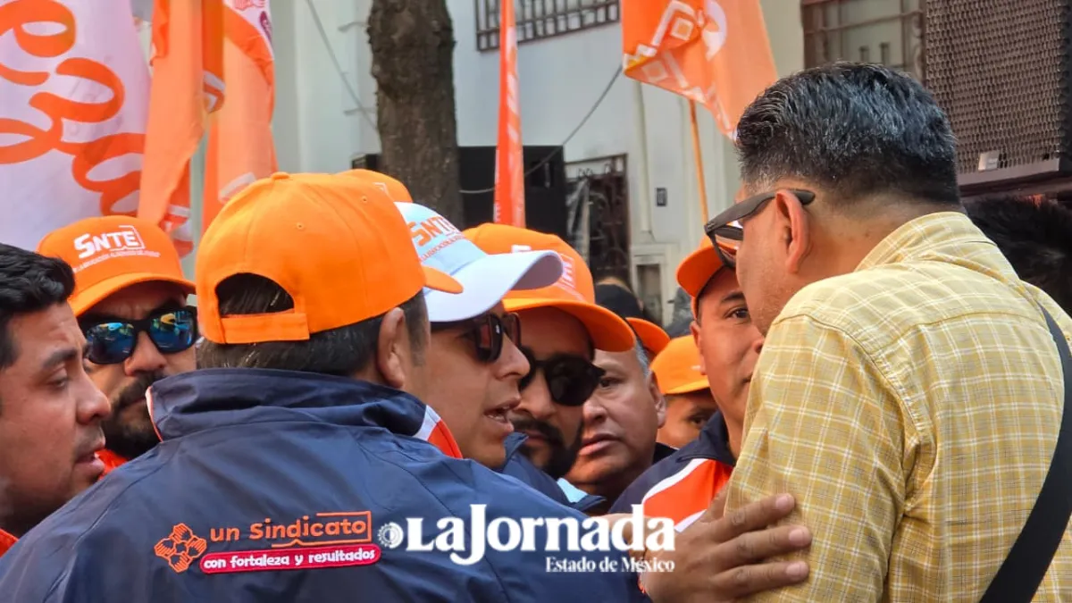 Maestros del SNTE agreden a fotógrafo durante el mitin del Día del Trabajo