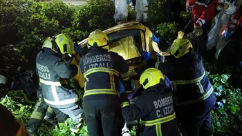 México Querétaro: Estrellan auto contra un árbol, reportan cinco jóvenes muertos