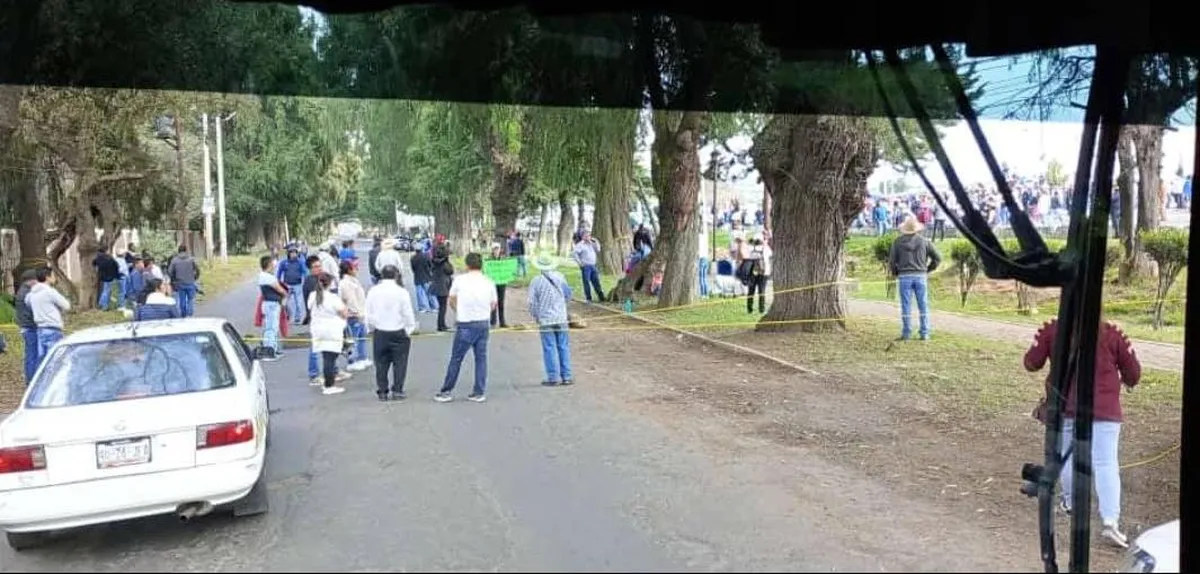 Lerma: Habitantes de Huitzizilapan cierran la México-Toluca a la altura de Plazas Outlet