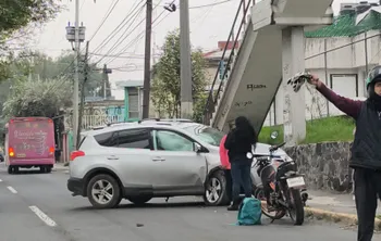 Hecho de tránsito genera alerta en avenida Isidro Fabela, en Toluca.
