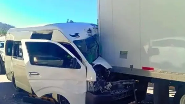 Choque de tráiler y combi en la México-Puebla deja un muerto y 6 heridos