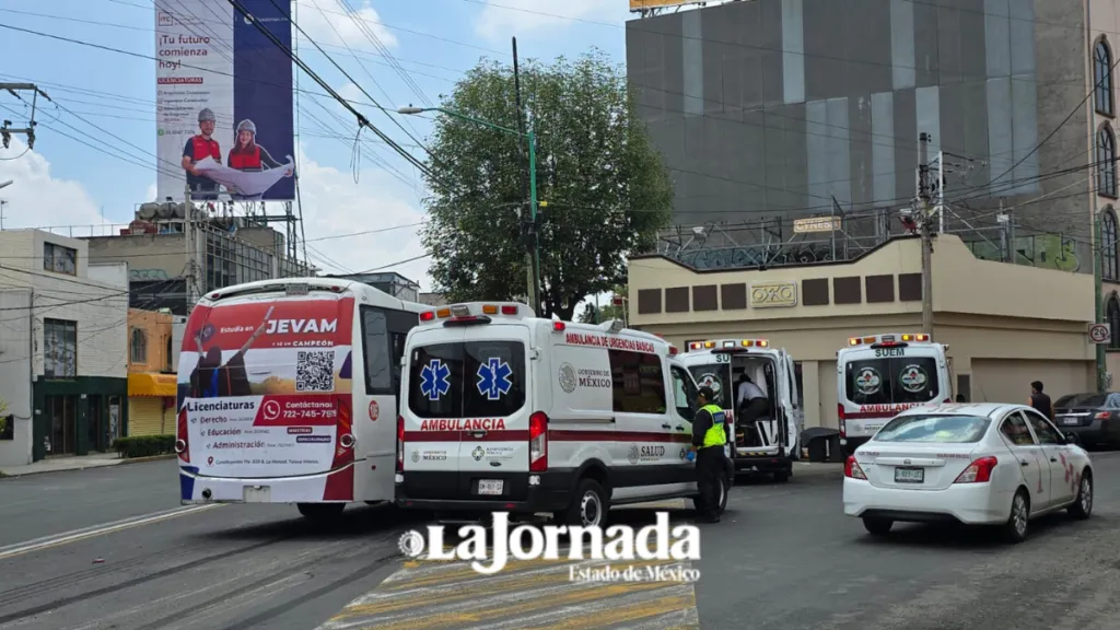 Autobús arrolla a moto, dos tripulantes fueron trasladados a hospital