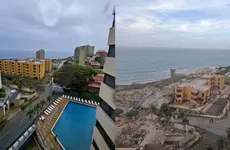 Equipos de rescate trabajan entre los escombros del Oasis Beach mientras familiares esperan noticias de posibles sobrevivientes.