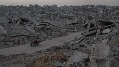 Palestinos entre los escombros dejados por la ofensiva israelí en el barrio de Sheikh Radwan, ciudad de Gaza
