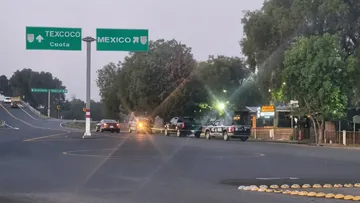 Hallan camioneta de lujo abandonada en Acolman