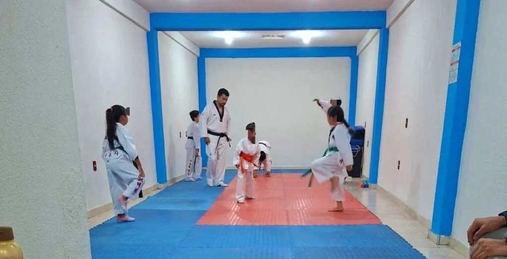 Instructor de taekwondo es acusado por fraude a niños en Acolman; usaba nombre de Guerreros Aztecas