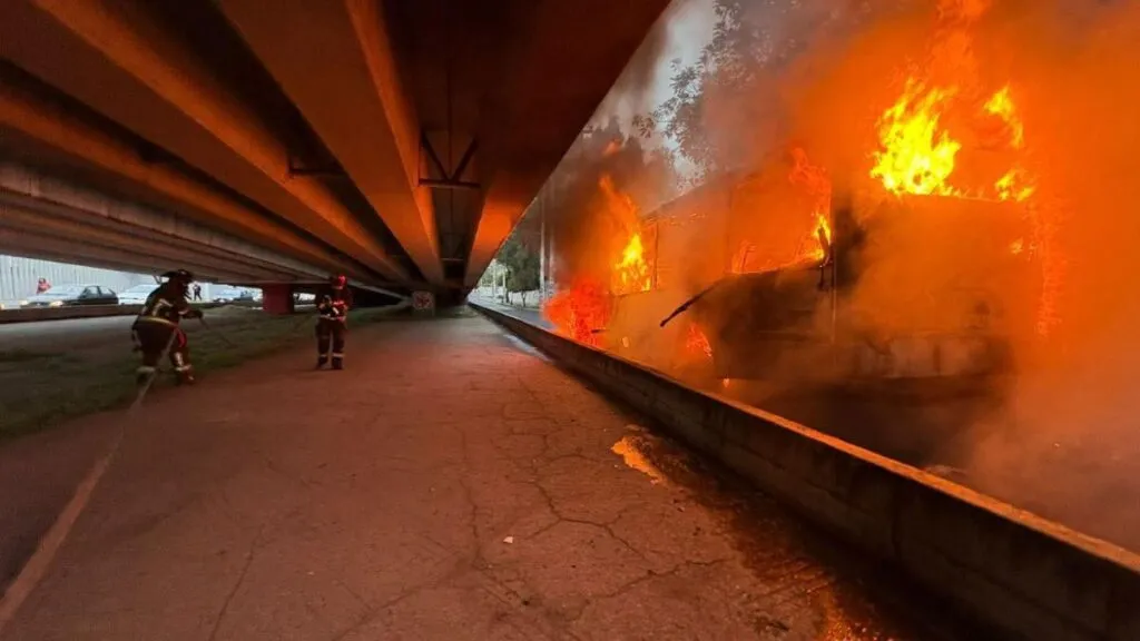 Autobús de pasajeros se incendia en Tlalnepantla