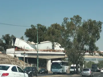 Caos vial en Acolman por tráiler accidentado en la Texcoco-Lechería hoy 01 de mayo