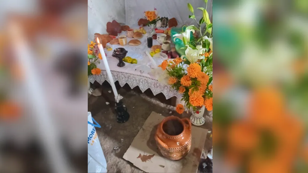 Ofrenda tradicional otomí, sobre petate y entre flores comida y aroma de copal en Otzolotepec
