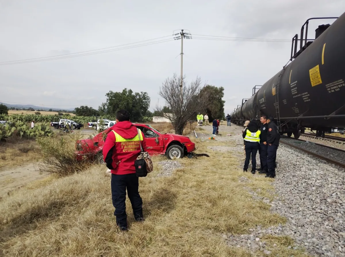 Nopaltepec: Mujer y niño mueren tras intentar ganarle el paso a tren en su auto
