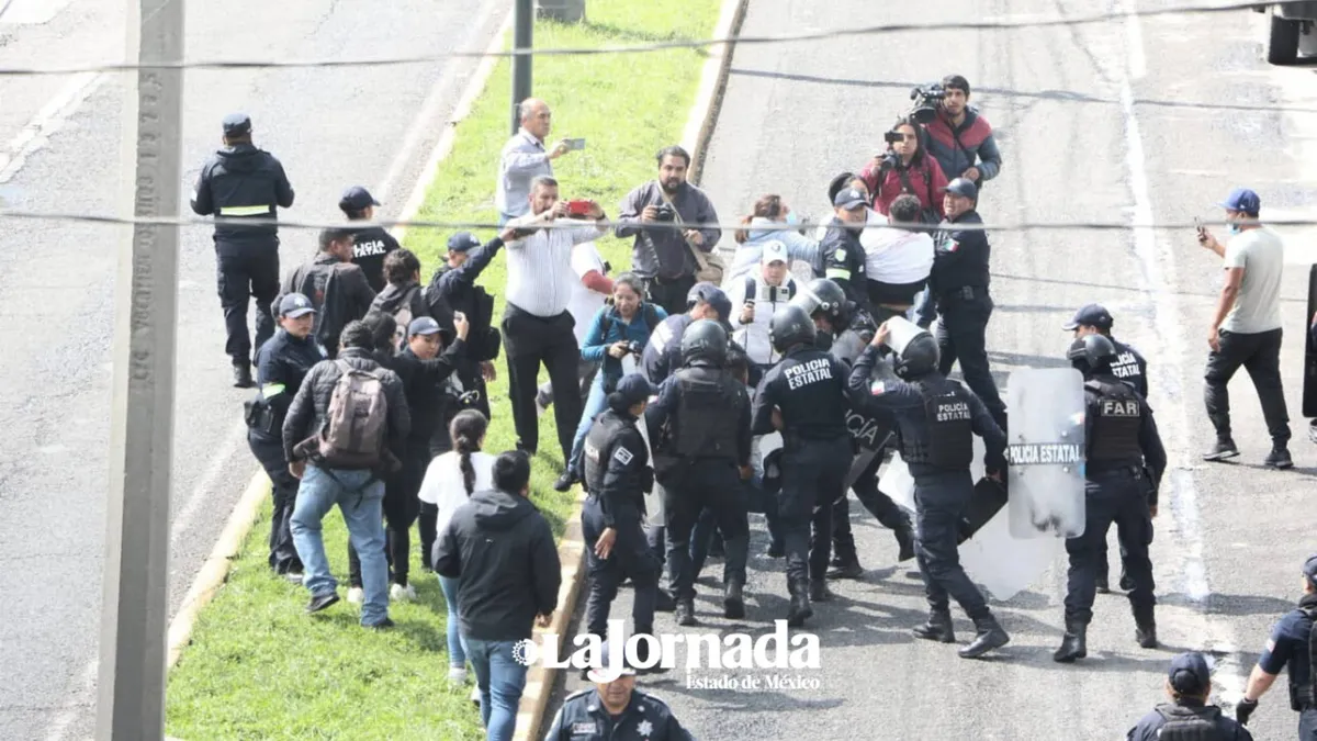Policía estatal disuelve a golpes manifestación en bulevar Aeropuerto