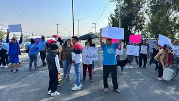 Vecinos bloquean la carretera Chalco-Mixquic para exigir agua