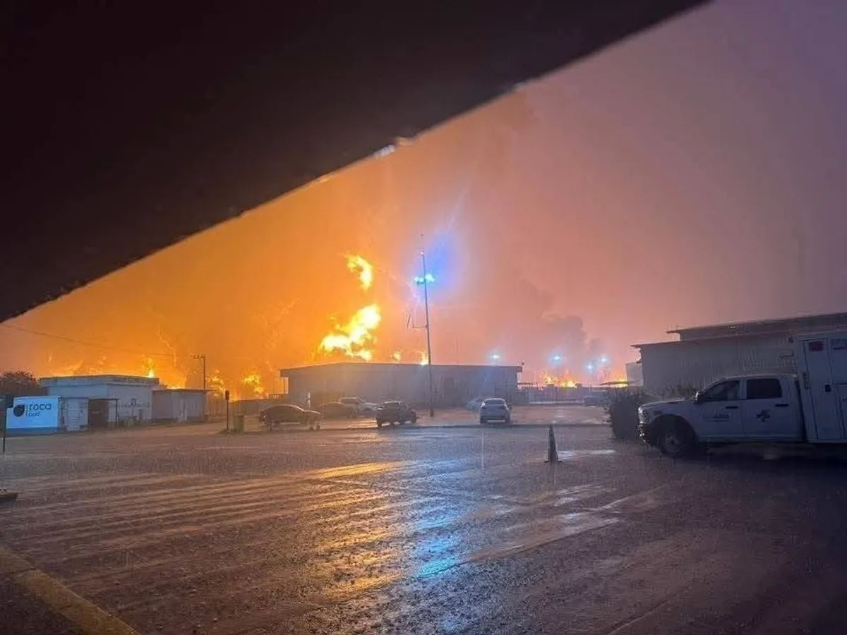 Un incendio en la barda perimetral de la Refinería de Dos Bocas deja cinco personas muertas.
