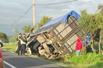 Chofer se queda dormido y sale del camino en la Peñón-Texcoco
