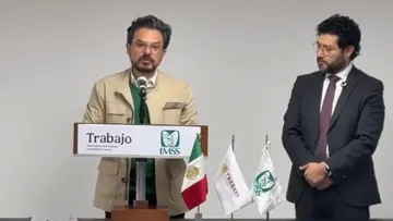El director general del IMSS, Zoé Robledo, durante el anuncio de la nueva propuesta salarial para el personal del Seguro Social.