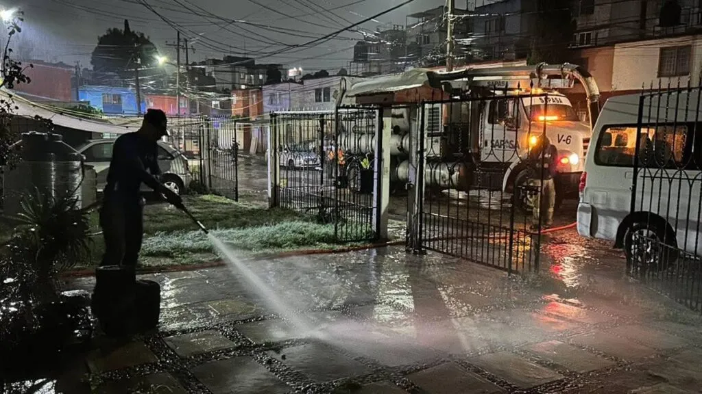 Más de 100 viviendas afectadas por torrencial en Atizapán
