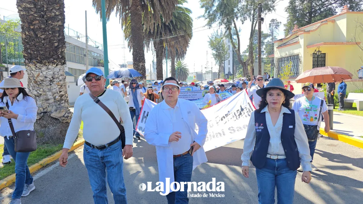 Trabajadores de salud marchan en Toluca