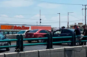 El vehículo involucrado es un automóvil Chevrolet color negro, el cual quedó con daños visibles en la parte frontal tras el choque contra la estructura de contención vial.