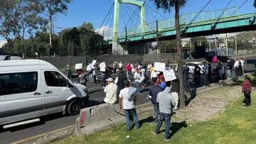 Choferes bloquean la Calzada Ignacio Zaragoza; denuncian inseguridad