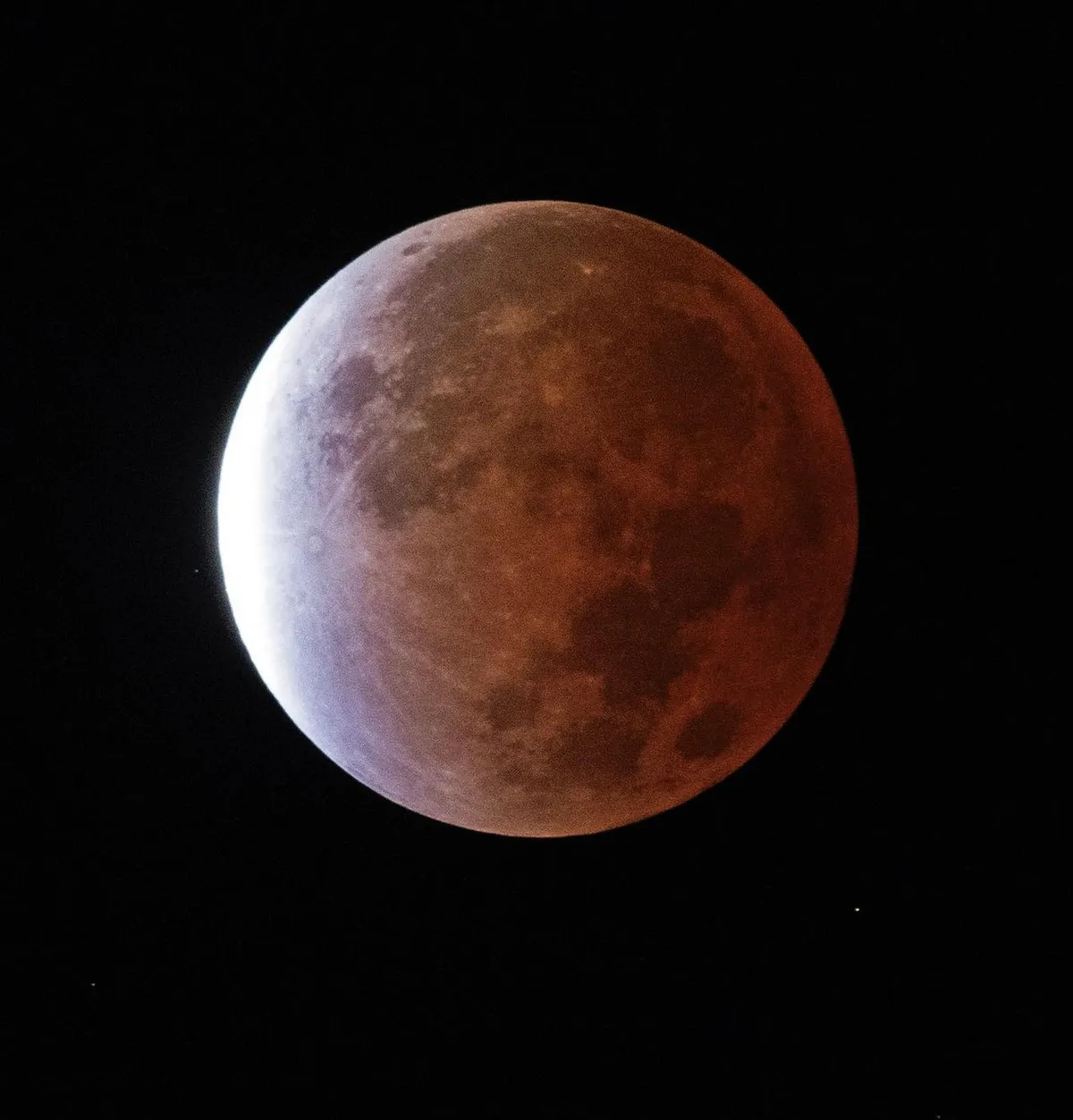Este tipo de eclipse ocurre cuando la Tierra se interpone entre el Sol y la Luna.