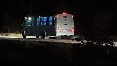 Dentro de la unidad se localizaron pertenencias personales, lo que incrementó la preocupación de las corporaciones de seguridad.