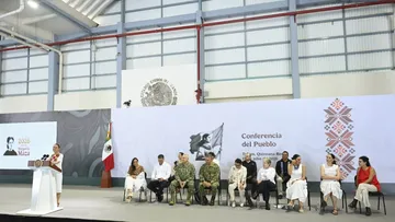 La presidenta Claudia Sheinbaum durante una conferencia donde abordó temas de política exterior, seguridad y desarrollo nacional.