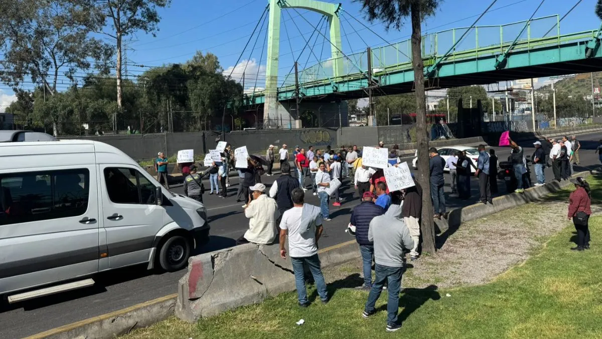 Choferes bloquean la Calzada Ignacio Zaragoza; denuncian inseguridad