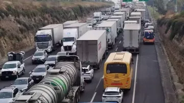 Bloqueo de transportistas colapsa la circulación en la Chamapa-Lechería.