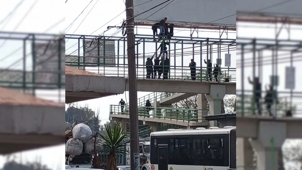 Hombre sube a espectacular e intenta lanzarse al vacío en Ecatepec