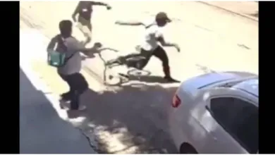 Durante un video, que ya se está haciendo viral en X (antes Twitter), una persona captó el acto de heroísmo de un joven que al ver a un ratero huir de la justicia, no dudó en detenerlo, pero con su medio de transporte. Foto: Captura