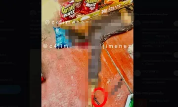Un ratero (de menos de 20 años) quedó tirado en una tienda de conveniencia entre las botanas y galletas, luego de que se metiera un balazo en la cabeza por error.