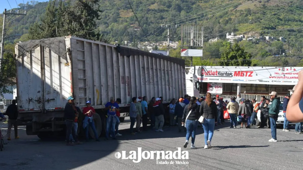 Pobladores de Tenancingo bloquean accesos al municipio