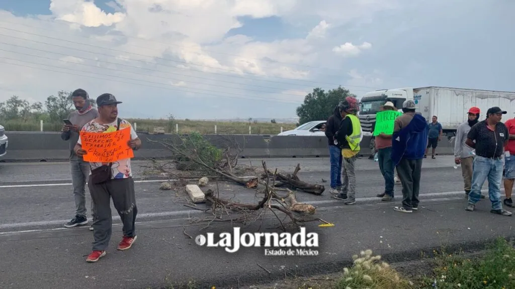Comerciantes bloquean el Circuito Exterior Mexiquense
