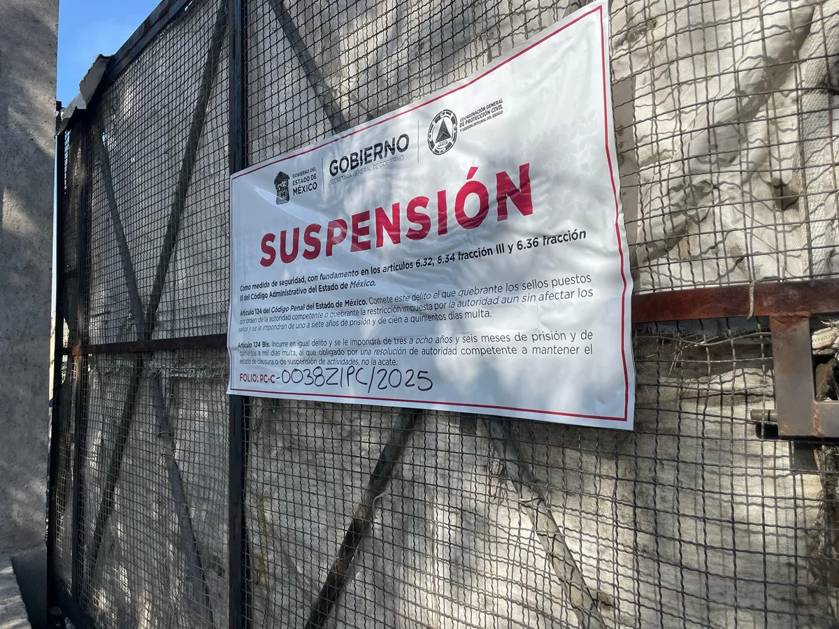 Más de 200 brigadistas y equipo especializado continúan trabajando para sofocar el siniestro.