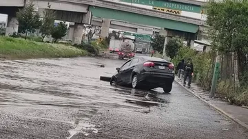 Reportan enorme bache en la México-Toluca