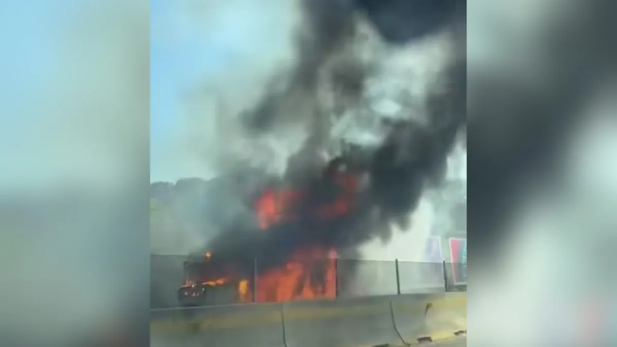 Se incendia un camión de empresa Barcel en la Chamapa Lechería