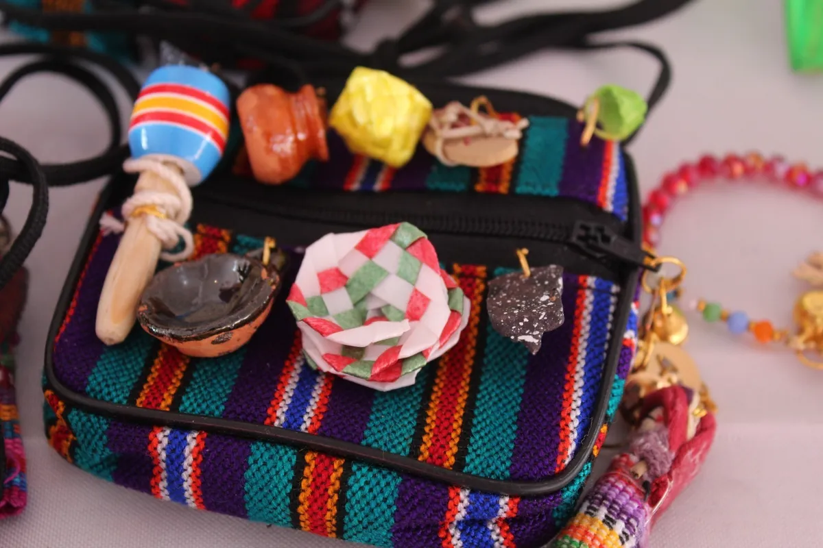 Artesanos de Metepec elaboran bolsas con hoja de maíz