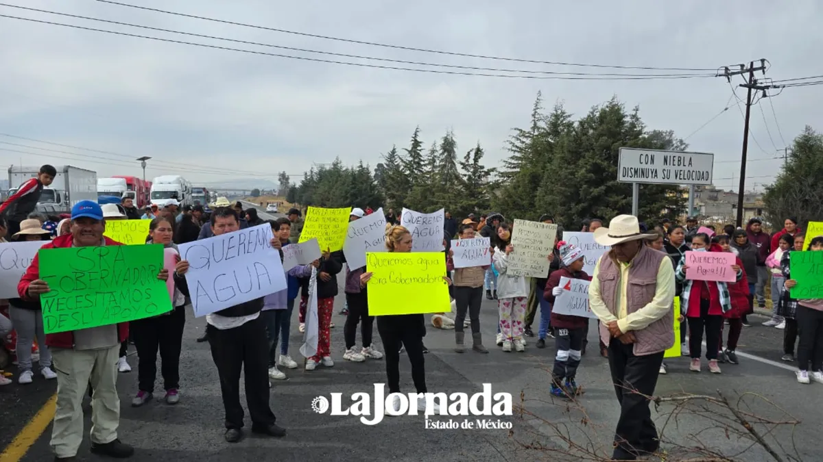 Bloquean autopista Bicentenario en Otzolotepec por falta de agua y luz