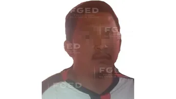 El acusado grabó y tomó fotografías con su teléfono celular tras la muerte de su esposa en el patio de su casa en 2021.