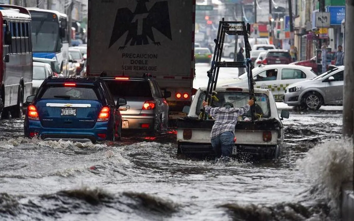 Reportan varios encharcamientos en Toluca tras fuertes lluvias